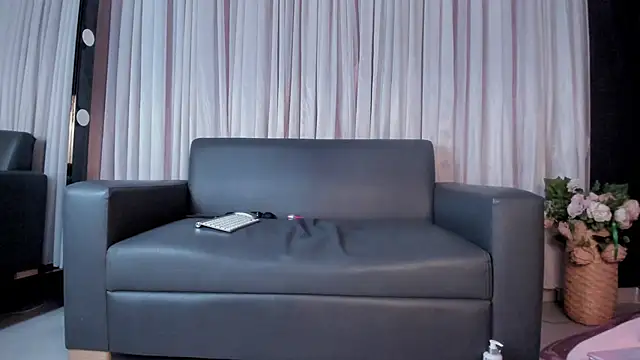 Samantha  cooper online show from February 25, 2025, 2:33 pm