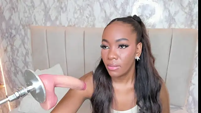 whiitneyfox online show from November 3, 2025, 9:38 pm