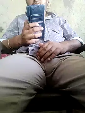 Snapshot of r379 chatting on November 3, 2025, 6:14 am r379 online show from November 3, 2025, 6:14 am