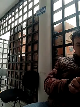 chinoxxx online show from December 16, 2025, 2:33 pm