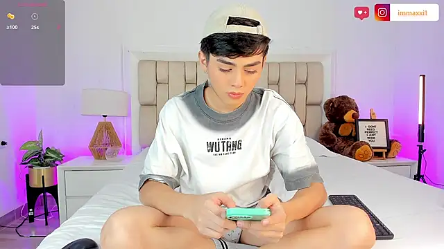 Maxi little online show from November 22, 2025, 8:52 pm