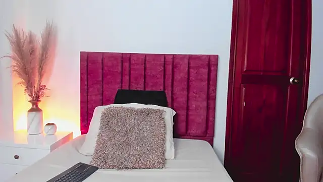 EloiseQuinn online show from September 16, 2025, 1:12 pm