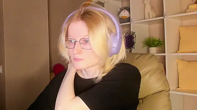 ElizabethHarpper online show from November 3, 2025, 1:08 am