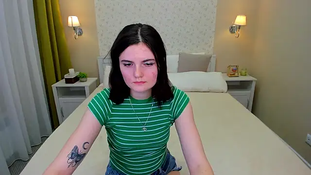 CharlotteMitchell online show from February 5, 2025, 1:11 pm