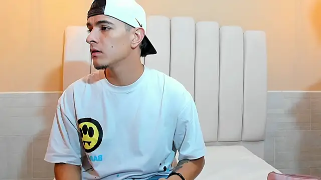 DAVID VICTORIAA online show from February 17, 2025, 1:21 pm