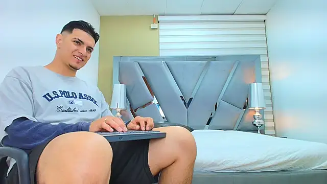 DAVID VICTORIAA online show from April 11, 2026, 1:04 pm