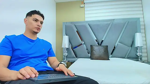 DAVID VICTORIAA online show from April 18, 2026, 1:04 pm