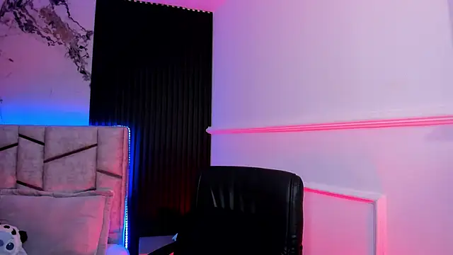 daniiphoeniixx online show from October 27, 2025, 7:18 pm