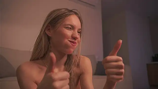 alittlestarrr online show from January 25, 2025, 7:28 am