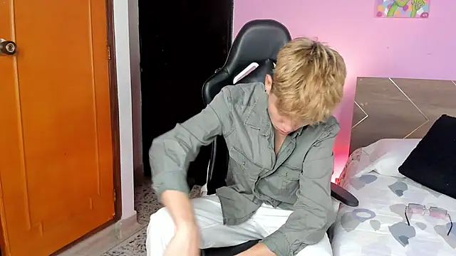 Snapshot of Brian-Ausslos chatting on February 2, 2025, 4:37 am Brian-Ausslos online show from February 2, 2025, 4:37 am