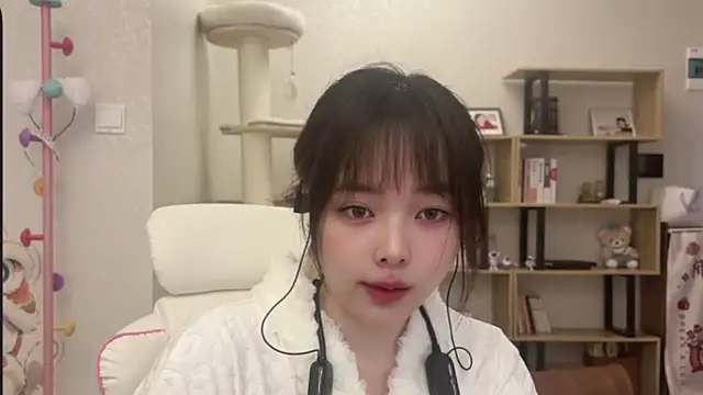 Chenjing0 online show from December 5, 2025, 4:21 am