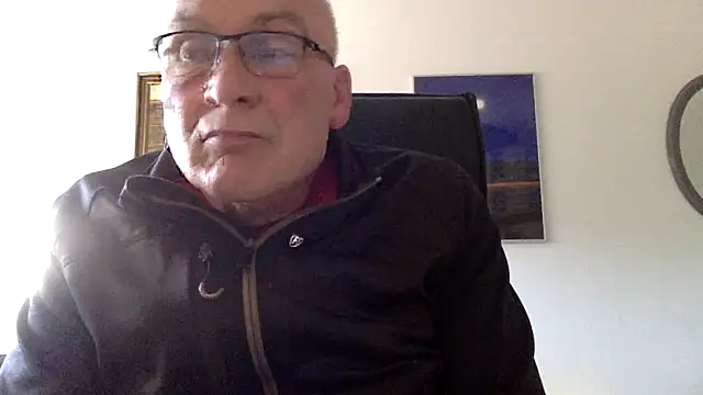 Snapshot of Parleg2 chatting on May 4, 2026, 6:31 am Parleg2 online show from May 4, 2026, 6:31 am