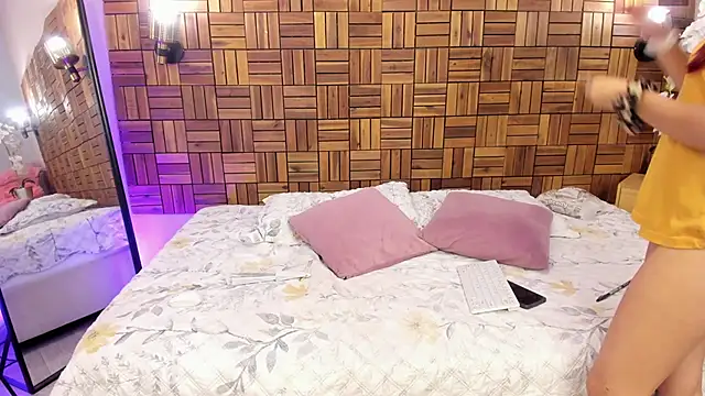 Snapshot of iriis_rosse chatting on February 11, 2025, 9:14 pm iriis rosse online show from February 11, 2025, 9:14 pm