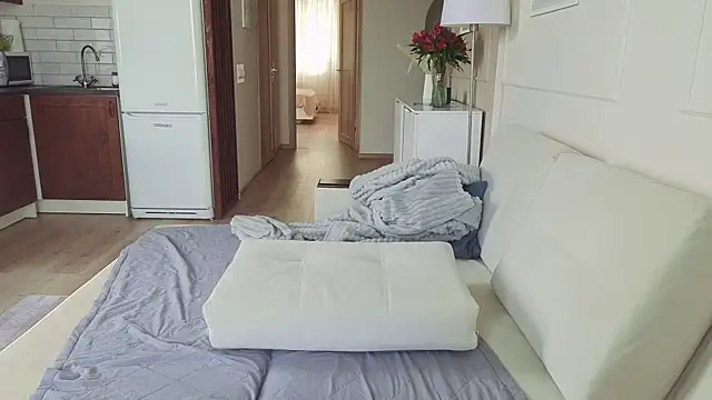 KristineEsme online show from October 12, 2025, 6:12 am