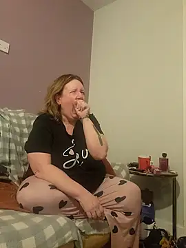 curvy girl71 online show from February 24, 2025, 7:09 pm