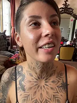 Izy cute  online show from October 3, 2025, 7:33 pm