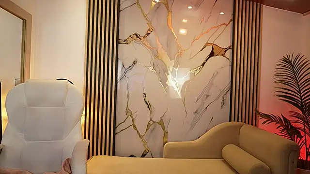 Emma Walkerr  online show from April 10, 2026, 7:07 pm