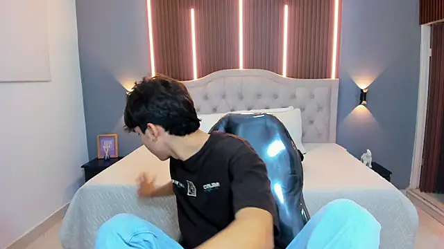 Tommy18   online show from September 30, 2025, 3:44 am