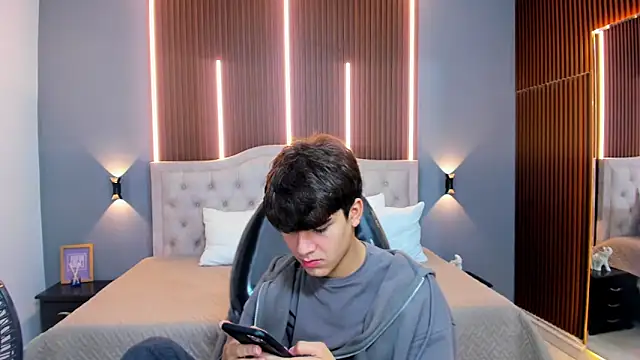 Tommy18   online show from October 3, 2025, 3:47 am