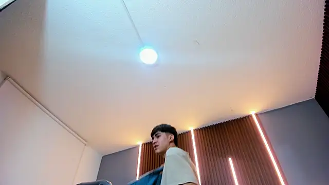 Tommy18   online show from October 8, 2025, 3:26 am