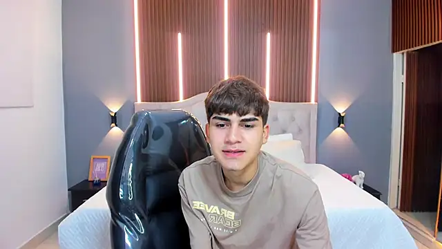 Tommy18   online show from October 17, 2025, 3:31 am