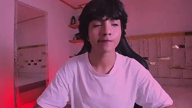 AllanYong18 online show from March 19, 2025, 1:43 am