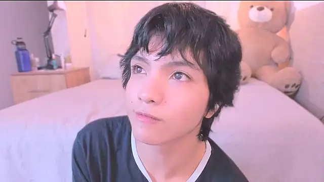 AllanYong18 online show from September 18, 2025, 7:43 am