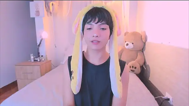 AllanYong18 online show from October 15, 2025, 4:34 am