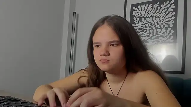 AdeleCruz online show from April 22, 2026, 12:07 pm