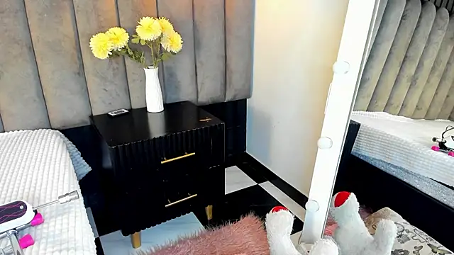 chelsea bolton  online show from November 14, 2025, 12:37 pm