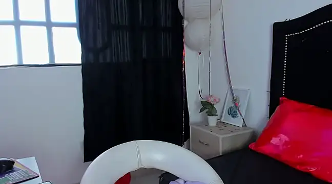 Snapshot of Cleo_Hott chatting on February 25, 2025, 2:11 pm Cleo Hott online show from February 25, 2025, 2:11 pm