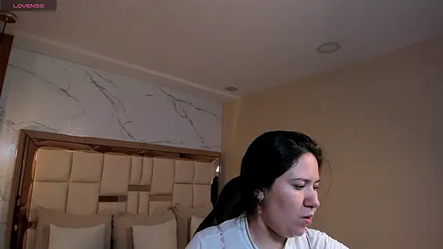 Snapshot of zoes_milee chatting on May 6, 2026, 12:10 pm zoes milee online show from May 6, 2026, 12:10 pm