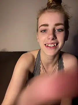 Snapshot of VioletxBlue chatting on July 16, 2026, 9:43 pm VioletxBlue online show from July 16, 2026, 9:43 pm