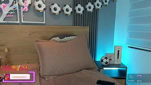 Snapshot of Elise-Leyton chatting on June 14, 2026, 2:24 am Elise-Leyton online show from June 14, 2026, 2:24 am
