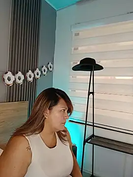 Snapshot of Elise-Leyton chatting on July 6, 2026, 9:06 pm Elise-Leyton online show from July 6, 2026, 9:06 pm