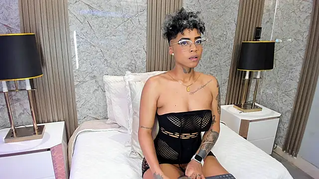 LuciaWallace online show from February 17, 2026, 11:33 pm