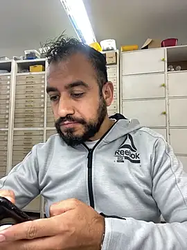 Snapshot of leonardohot1987 chatting on April 7, 2026, 5:46 pm leonardohot1987 online show from April 7, 2026, 5:46 pm