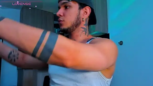 Snapshot of austinoficial chatting on April 24, 2026, 7:49 pm austinoficial online show from April 24, 2026, 7:49 pm
