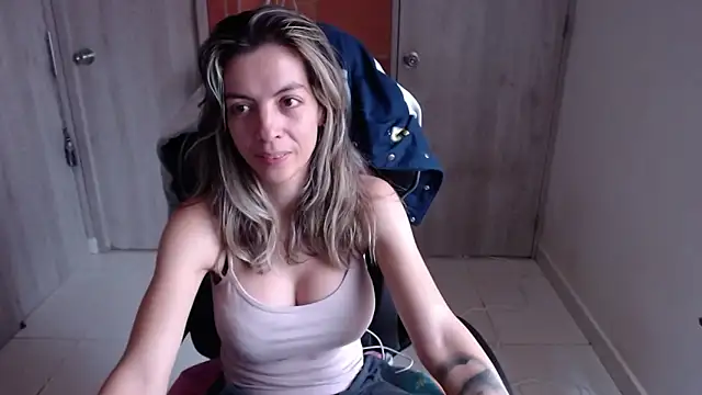 Princezzlove3 online show from February 8, 2025, 2:49 pm