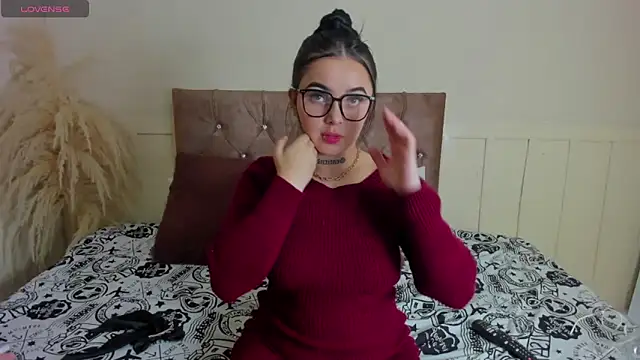 Natashawool1 online show from February 6, 2025, 1:43 pm