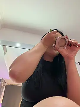 Aitana Hilton  online show from December 17, 2025, 11:38 am