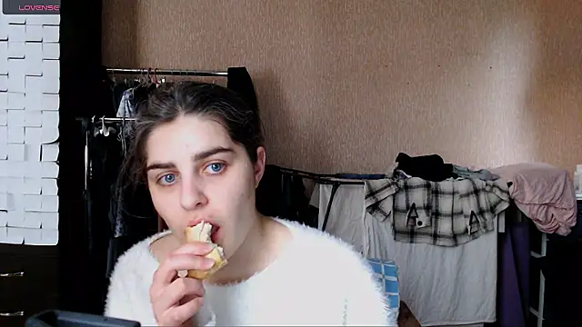  Roselina  online show from March 16, 2026, 11:47 am