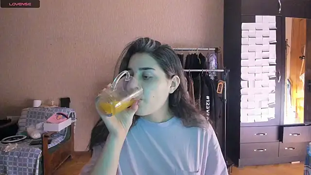 Snapshot of _Roselina_ chatting on July 3, 2026, 5:52 pm Roselina online show from July 3, 2026, 5:52 pm