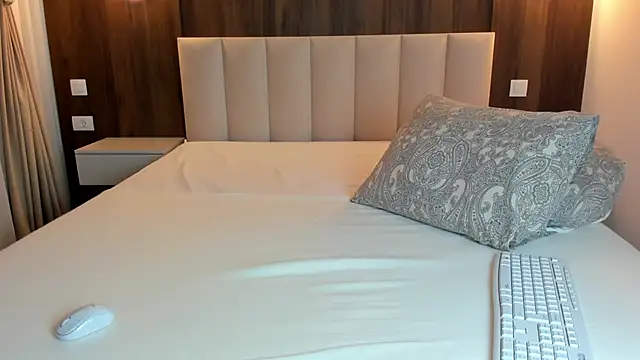 Saradiamond1 online show from December 17, 2025, 9:04 am