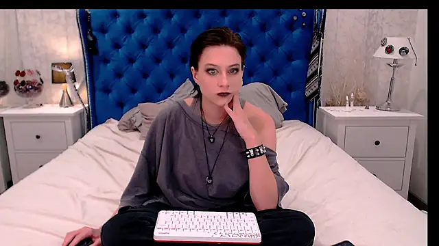 Snapshot of via_mayer_ chatting on December 5, 2025, 8:45 am via mayer online show from December 5, 2025, 8:45 am