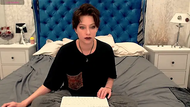 Snapshot of via_mayer_ chatting on December 15, 2025, 8:35 pm via mayer online show from December 15, 2025, 8:35 pm