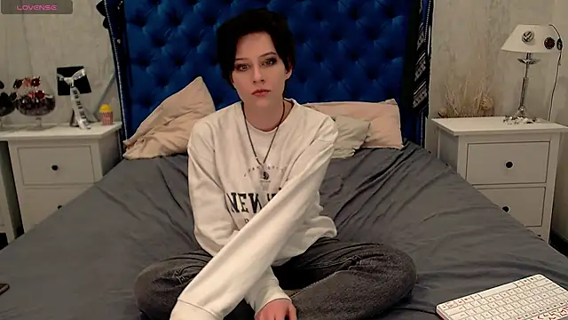 Snapshot of via_mayer_ chatting on December 17, 2025, 7:53 pm via mayer online show from December 17, 2025, 7:53 pm