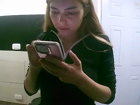 VittoriaTaylor online show from November 10, 2025, 1:59 am