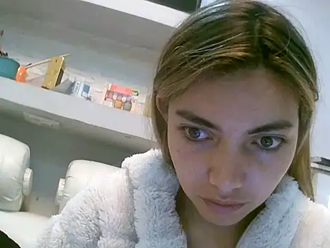 VittoriaTaylor online show from May 6, 2026, 10:42 am