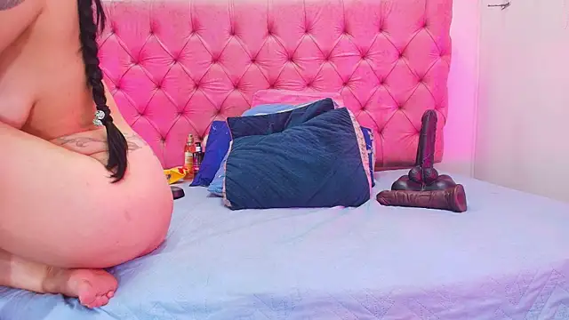 Auroraa miller online show from September 14, 2025, 11:53 am